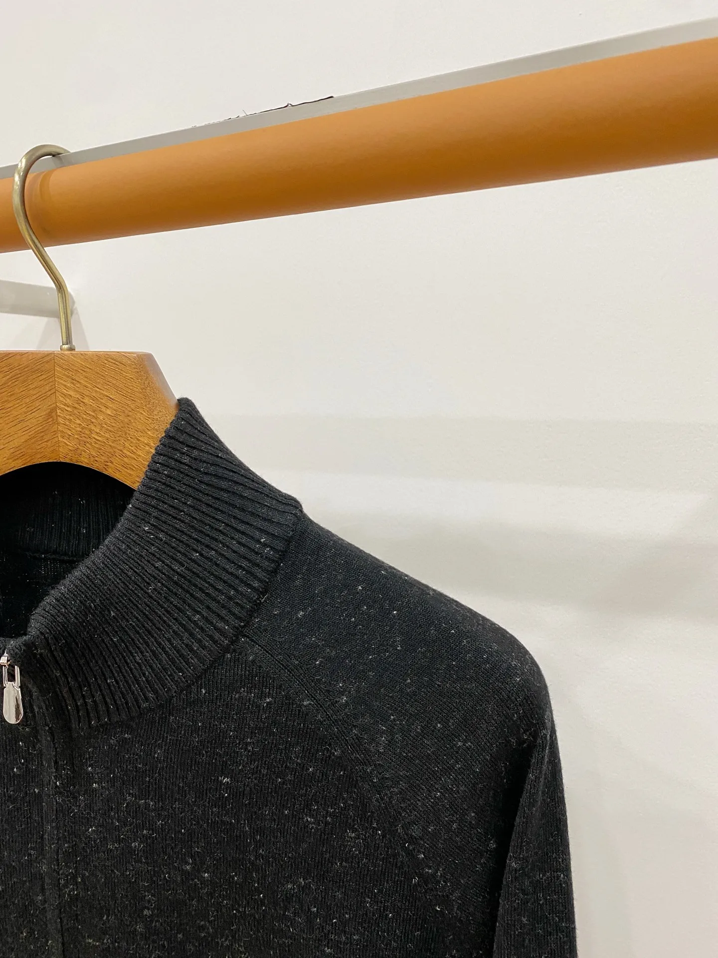 BC Classic is an old-money, gentlemanly and elegant style. The Classic zipper cardigan and woolen sweater are outlined in lines. There are always some items that can transcend seasons and trends and become eternal Classic. The top-quality wool fabrics are selected to bring you just the right wearing experience in the warm sunshine of autumn and winter. The classic zipper stand collar design is simple yet stylish, showing men's unique sophistication and charm. It adds a touch of bright color to the whole, highlighting the wearer's unique taste. And the unique line design not only modifies the body shape, but also adds elegance and calmness. Every detail, every stitch and every detail has been carefully crafted to ensure excellent quality and durability! Sizes: M-3XL (48-56) 9278C 00